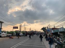 Aksi Massa di Depan Mapolres Karawang Sempat Chaos, Polisi dan Demonstran Terlibat Lemparan