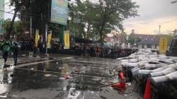 Detik-Detik Kericuhan di DPRD Sumut: Lemparan Membabi Buta Balas Tembakan Air