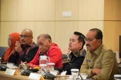Wabup Rocky Presentasikan Kebutuhan Faskes Ke Menkes, Juga Minta Pelayanan Khusus Untuk Bupati Alor
