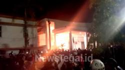 Rusuh, Malam Ini Ribuan Masa Rusak dan Lempar Bom Molotov Gedung DPRD Kota Tegal