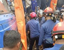 Evakuasi Dramatis, Damkar Batam Keluarkan Korban Mobil Terhimpit Truk Crane