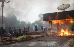 Demo Pekalongan Membara: Gedung DPRD dan Kantor Wali Kota Dibakar Massa