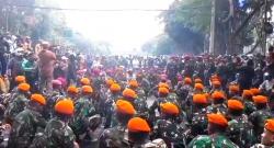 Marinir dan Kopasgat Tenangkan Massa Ingin Kembali Demo di Depan Mako Brimob Kwitang 
