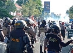 Demo Masa di Kota Cirebon Ricuh, Massa Serbu Gedung DPRD hingga Rusak Fasilitas Umum
