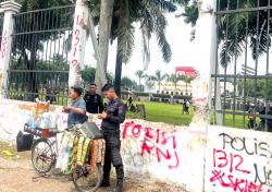 DPR Kondusif, Brimob Santai Jajan Kopi Starling
