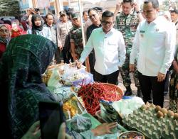 Dapur Tetap Ngebul, Warga Banten Antusias Borong Sembako Murah