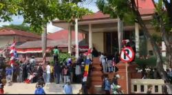 Terkini!! Demo Ricuh di Cirebon, Massa Serang Mapolsek hingga Pengepungan Gedung DPRD
