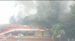 Massa di Cirebon Bakar Gedung DPRD, Aksi Ricuh Usai Bentrok dengan Polisi