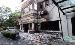 Bandung 'Lautan Api': 5 Bangunan dan Fasilitas Umum Dibakar Demonstran