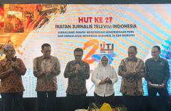 HUT ke-27 IJTI, Wamen Komdigi Beri Potongan Tumpeng ke Ketua Korwil Sumatera