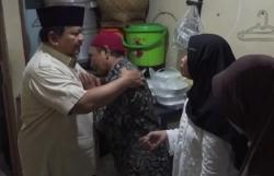 Menyejukkan, Momen Presiden Prabowo Peluk Orang Tua Affan Kurniawan