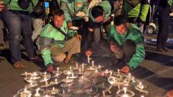 Ratusan Ojek Online di Tuban Solidaritas Nyalakan Lilin dan Doa Bersama di Halaman Mapolres Tuban