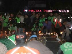 Aksi Solidaritas Atas Affan, Rekan Ojol di Probolinggo Nyalakan Lilin dan Doa Bersama di Mapolres