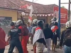 Duh! Tanpa Orasi, Massa di Purwodadi Langsung Anarkis Rusak Polsek Kota dan Klinik Pratama