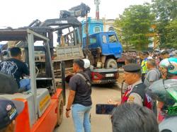 Truk Crane Tabrak Mobil di Simpang Tiban Batam, Korban Teriak Minta Tolong