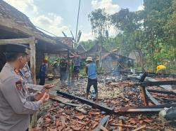 Korsleting Listrik Saat Ngecas Handphone, Rumah Seorang Warga di Banjarsari Kradenan Terbakar