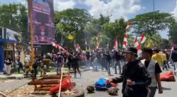 BREAKINGNEWS : Ribuan Massa Ricuh di Cirebon, Kantor Polisi Dirusak hingga Bentrok Pecah