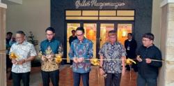 Wamenlu Buka ASEAN Disability Art Exhibition di Galeri Panyawangan Kota Baru Parahyangan