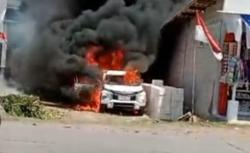 Mobil Meledak dan Terbakar Hebat,  Pemilik Alami Luka Bakar Serius di Jombang