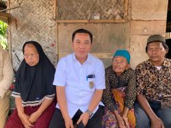 Bupati Aep Sambangi Gubuk Reyot Mbah Ilem, Wujudkan Mimpi Miliki Rulahu di Usia 100 Tahun