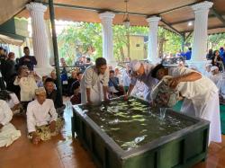 Siraman Panjang di Keraton Kasepuhan: Pusaka Sunan Gunung Jati Dimandikan, Air Bekasnya Jadi Rebutan