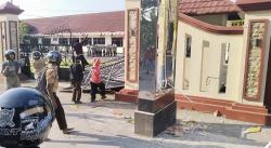 Massa Rusuh Serang Polres Grobogan, Gerbang Dirobohkan