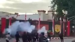 BREAKING NEWS Mako Brimob Depok Diserang Massa, Aparat Tembaki Gas Air Mata
