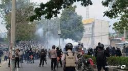 Ricuh di Gedung DPRD Cianjur: Pagar Roboh, Polisi Tembakkan Gas Air Mata, Massa Kocar-Kacir