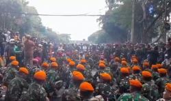 Dipagari Personel TNI, Massa Aksi Tak Mampu Tembus Masuk Mako Brimob Kwitang