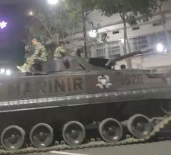 Diam-Diam Tank Marinir Disiagakan di Jalan Embong Malang Surabaya, Situasi Makin Mencekam
