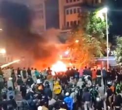 BREAKING NEWS Massa Ngamuk Serang dan Bakar Polres Jakarta Timur, Ada Juga Lempar Batu