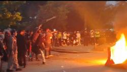 Massa Lempari Polisi dengan Batu dan Petasan, Aksi Demo di Indramayu Memanas