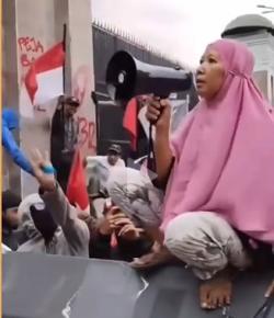 Viral, Aksi Berani dan Keren Emak-Emak Orasi saat Demo di DPR Panen Pujian!