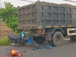 Kecelakaan di Jombang: Motor Hancur Tabrak Truk Mogok, Pengendara Terkapar Luka Parah