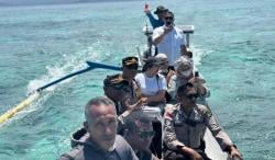 Kapolres Sumba Timur Disambut Silat Pagar Nusa dan Ikatan Daun Lontar Saat Tiba di Pulau Salura