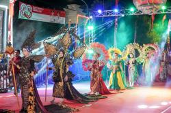 Ribuan Warga Padati Lamongan Night Carnival 2025, Jalanan Macet Total