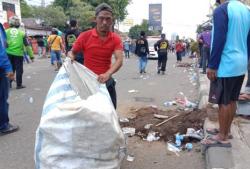 Di Balik Ricuhnya Demo Cirebon, Wahyu Raup Rezeki dari Botol Bekas