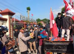 Aliansi Mahasiswa dan Masyarakat Grobogan Gelar Aksi di Depan Polres Dan DPRD, Ini Tuntutannya