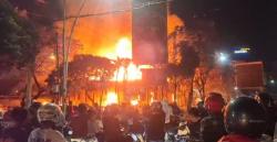 Semalam, Polsek Tegalsari Surabaya Dibakar Massa, Bangunan Cagar Budaya Ludes Dilahap Api