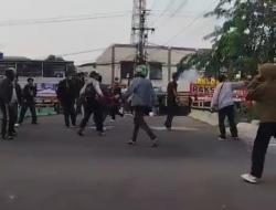 Breaking News: Bentrokan Terjadi di Polres Metro Bekasi Kota, Polisi Tembakan Gas Air Mata