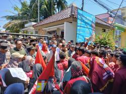 SPBU dan Samsat Ditutup Sementara, IMM Lamongan Demo Tolak Tunjangan DPR