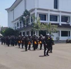 Ratusan TNI-Polri Disiagakan di Komplek DPRD Karawang, Kapolres: Saya Tekankan Tetap Pedomani SOP!