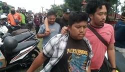Diduga Penyusup, Tiga Pria Tak Dikenal Diamankan Saat Coba Bakar Ban Demo Ojol di Polda Sumut