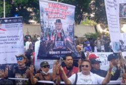 Ramai-ramai Datangi Gedung KPK, Warga Pati Berteriak Tangkap Sudewo!