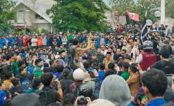 Di Tengah Hujan, Aksi Damai di DPRD Sulteng Berlangsung Tertib
