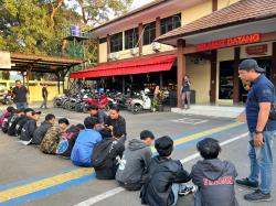 43 Terduga Provokator Diamankan Saat Aksi Unjuk Rasa di DPRD Subang