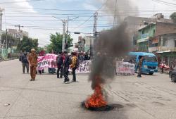 Massa AKBAR SUMUT Bakar Ban di Jalan Sisingamangaraja, Tuntut Evaluasi Total Pemerintahan