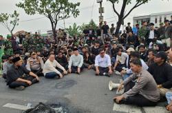 Ketua DPRD Banten Fahmi Hakim Pilih Lesehan di Aspal, Dengarkan Tuntutan Mahasiswa