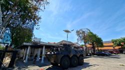 Tank TNI AD Jaga Gedung Negara, Surabaya Siaga Penuh, Gubernur Khofifah Keluarkan Surat WFH ASN