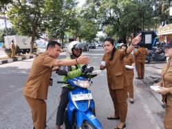 Bentuk Solidaritas, Pemko Medan Bagikan Ratusan Sarapan Gratis untuk Pengemudi Ojol